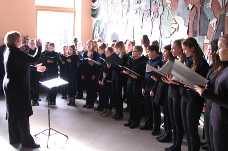 Moksleivių choras dainavo stotyje Moksleivių choras dainavo stotyje