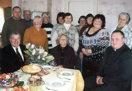 Pašalpas dalinti padeda ir klebonas Pašalpas dalinti padeda ir klebonas