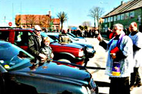 Linkuvoje pašventinti automobiliai Linkuvoje pašventinti automobiliai