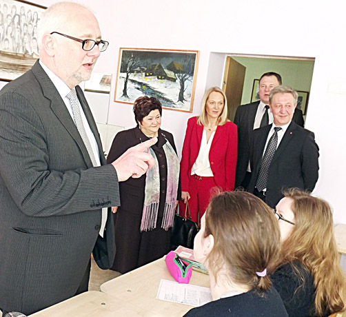 Ministro prašyta didesnių algų ir renovuoti stadionus Ministro prašyta didesnių algų ir renovuoti stadionus