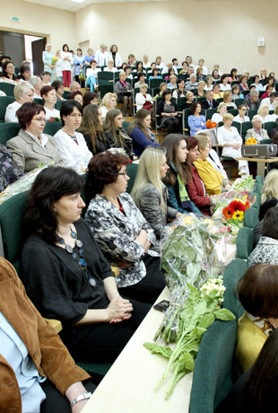 Medicinos darbuotojams – sveikinimai, gėlės ir poezija