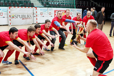 Krep­ši­nio re­li­gi­ja nu­ga­li fut­bo­lą dalijant pinigus