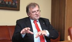 Valstybės elitui teks palūkėti