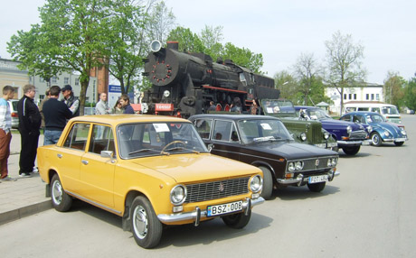 Miestą pasveikino senoviniai automobiliai Miestą pasveikino senoviniai automobiliai