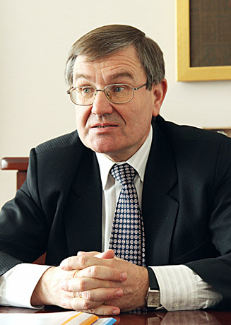 Rengiamasi braukti ir apvalinti litą. Į kurią pusę? Rengiamasi braukti ir apvalinti litą. Į kurią pusę?