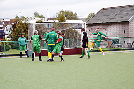 Šiauliuose futbolą žaidė ir mėgėjai Šiauliuose futbolą žaidė ir mėgėjai