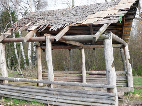 Seniūnija tvarko, vandalai niokoja Seniūnija tvarko, vandalai niokoja