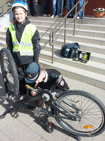 Dviratininkai laikė egzaminą