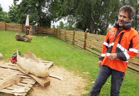 Suomių meistrai mokosi drožti prieverpstes Suomių meistrai mokosi drožti prieverpstes