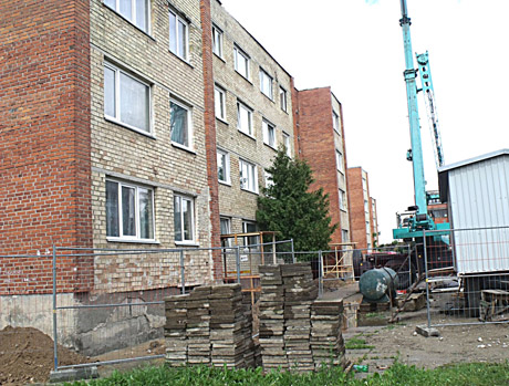 Renovuotojų darbą stebi akyli gyventojai Renovuotojų darbą stebi akyli gyventojai