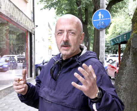 Jo­nas slepiasi, Ja­ni­na – nyksta