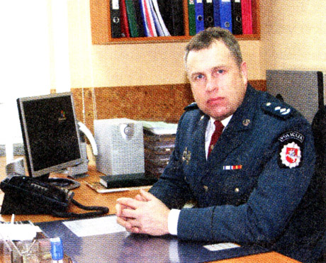 Už­dė­ti antrankiai aukš­to ran­go po­li­ci­ninkui