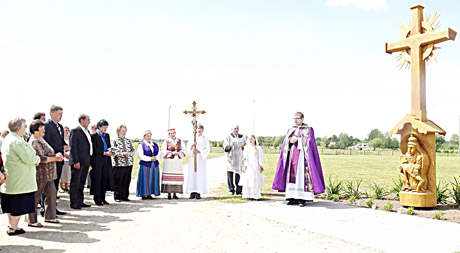 Žagarės šventėje pašventintas koplytstulpis Žagarės šventėje pašventintas koplytstulpis