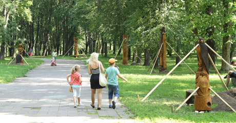 Parką puošia pasakų herojų alėja