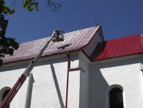 Perdažomas Žagarės bažnyčios stogas Perdažomas Žagarės bažnyčios stogas