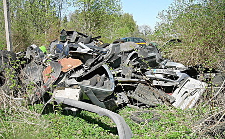 Miške rasta krūva automobilių laužo Miške rasta krūva automobilių laužo