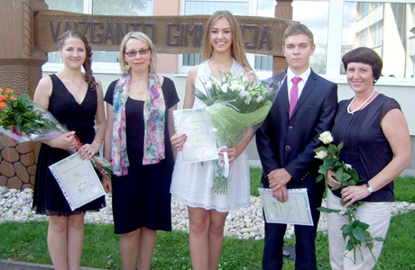 Abiturientų rankose – brandos atestatai Abiturientų rankose – brandos atestatai
