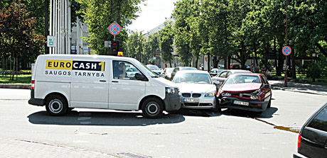 Miesto cent­re su­si­dū­rė trys au­to­mo­bi­liai