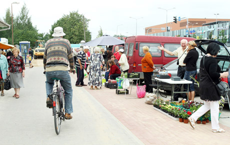 Prekiautojai „okupavo“ dviračių taką Prekiautojai „okupavo“ dviračių taką