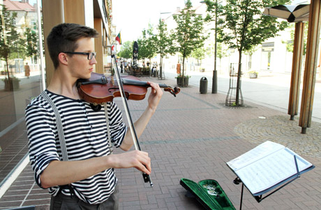 Būti gatvės muzikantu apsimoka