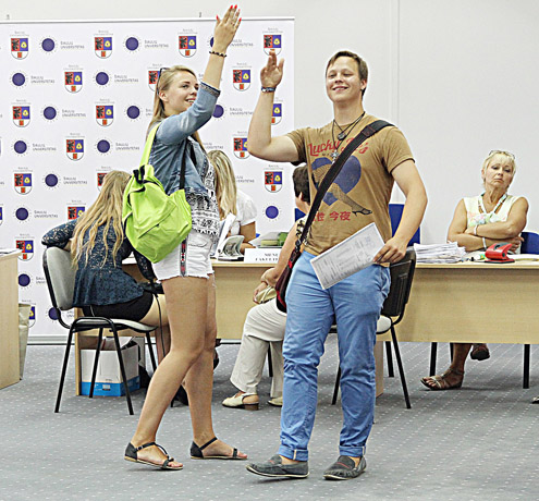 Būsimieji studentai pasirašo sutartis Būsimieji studentai pasirašo sutartis