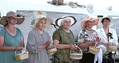Oninėse gimsta skrybėlaičių tradicija Oninėse gimsta skrybėlaičių tradicija
