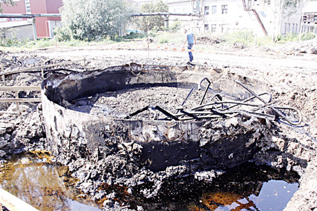 Mazuto tvenkinys: valdininkai nežino, valdžia tyli Mazuto tvenkinys: valdininkai nežino, valdžia tyli