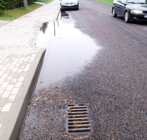 Europinį asfaltą nukrapštė batu Europinį asfaltą nukrapštė batu