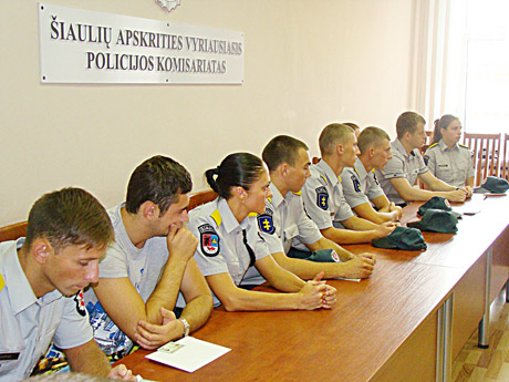 Darbą pradeda 16 naujų pareigūnų Darbą pradeda 16 naujų pareigūnų