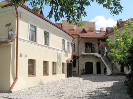 Menų inkubatoriai: naujam gyvenimui menininkų prikeltos erdvės