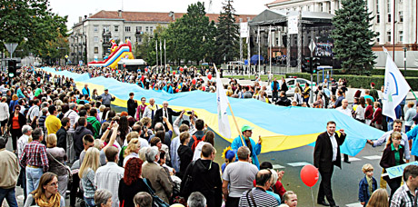Šventinėje eisenoje plazdėjo Ukrainos vėliava Šventinėje eisenoje plazdėjo Ukrainos vėliava