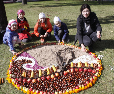 Skveras pražydo spalvingomis mozaikomis