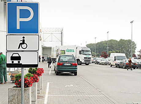 Vairuotojai raginti aplenkti neįgaliųjų vietas