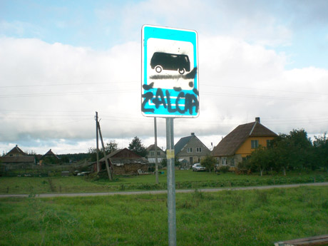 Akmenės rajone suniokoti kelio ženklai Akmenės rajone suniokoti kelio ženklai