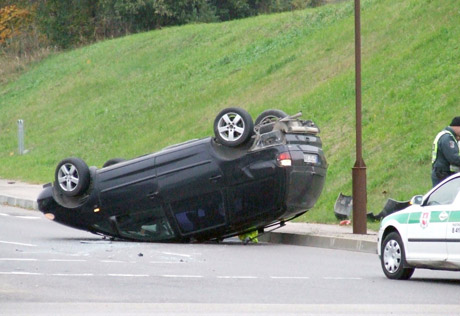 Automobilis nusileido ant stogo