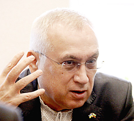 Ukrainos ambasadorius siūlo aukso dulkelių Ukrainos ambasadorius siūlo aukso dulkelių