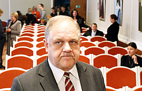 Profesorių „šeimyninės“ kelionės sukėlė įtarimų Profesorių „šeimyninės“ kelionės sukėlė įtarimų