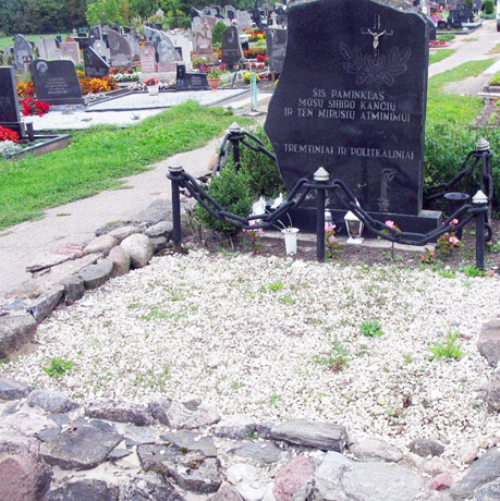 Sutvarkyta atminimo kapavietė