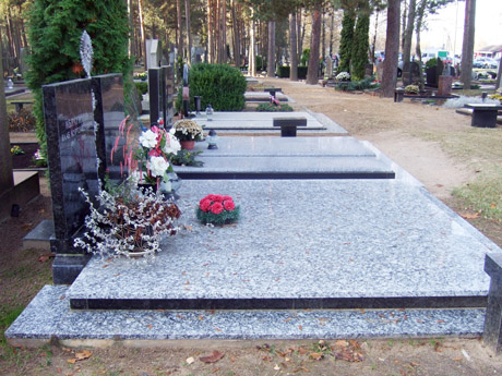 Kapines šildys gėlės, žvakės ir rimtis Kapines šildys gėlės, žvakės ir rimtis