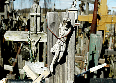 Kryžių kalnas ir gelbėja, ir gąsdina