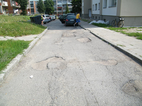 Gražėja daugiabučių kiemai