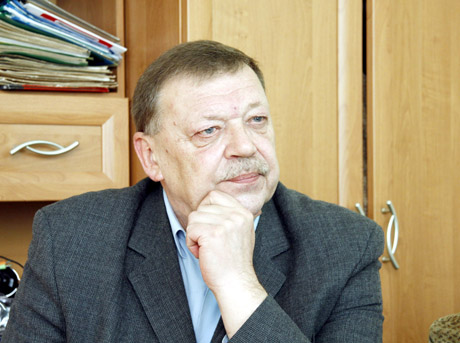 Atvertos durys mokslui, bet užtrenktos darbui