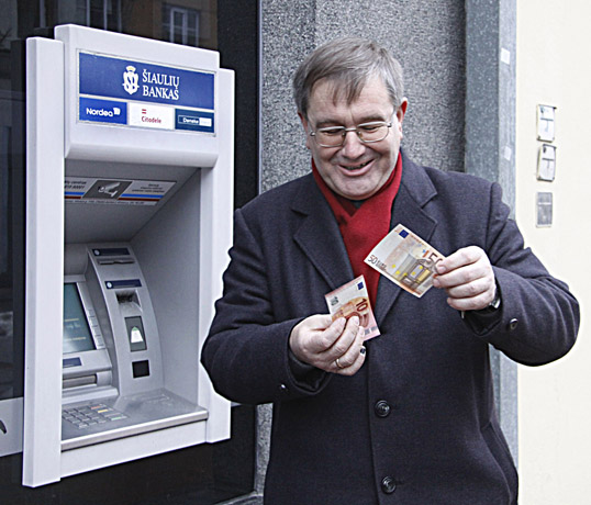 Šiauliečiai pirmieji iš bankomatų ėmė eurus Šiauliečiai pirmieji iš bankomatų ėmė eurus