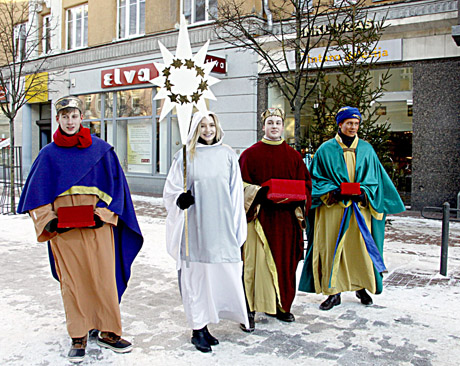 Trys karaliai sveikino praeivius