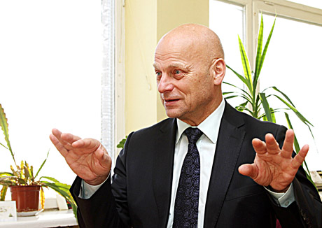 Teis­mai už­vers­ti by­lo­mis ir problemomis