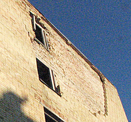 Apgriuvo avarinio bendrabučio siena Apgriuvo avarinio bendrabučio siena