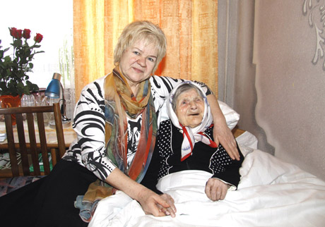 Šimtametė uždainavo apie sveikatėlę Šimtametė uždainavo apie sveikatėlę