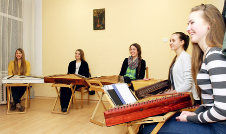 Saulėtos mergaitės šildo kanklių muzika Saulėtos mergaitės šildo kanklių muzika