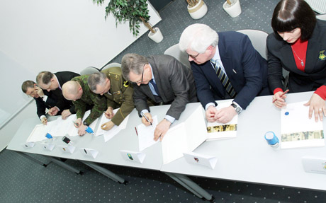 Pasirašyta septynšalė sutartis