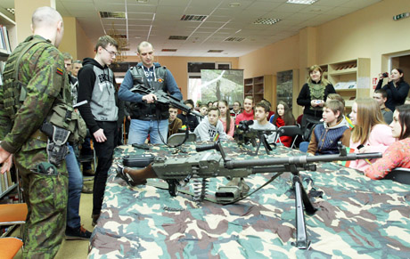 Kariai susitiko su moksleiviais